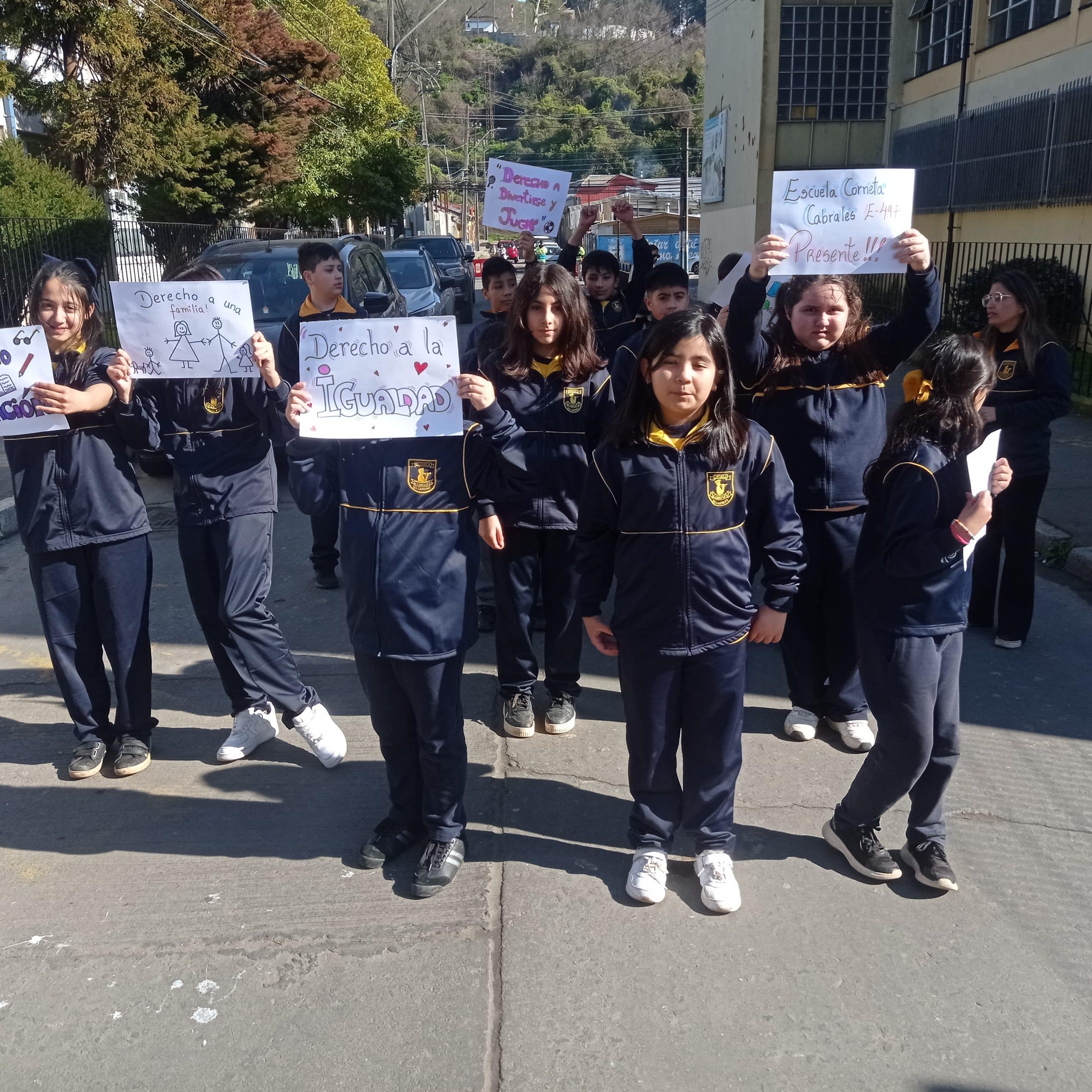 Estudiantes de Quinto A Participan en Desfile «Por los Derechos de la Infancia» en Talcahuano.